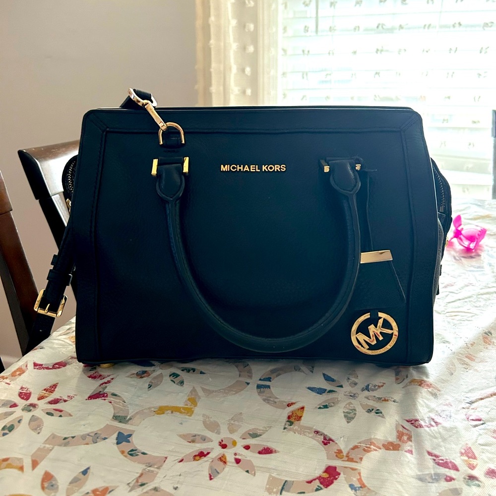 Michael kors purse black, mint condition, size 29x16 cm , good material..